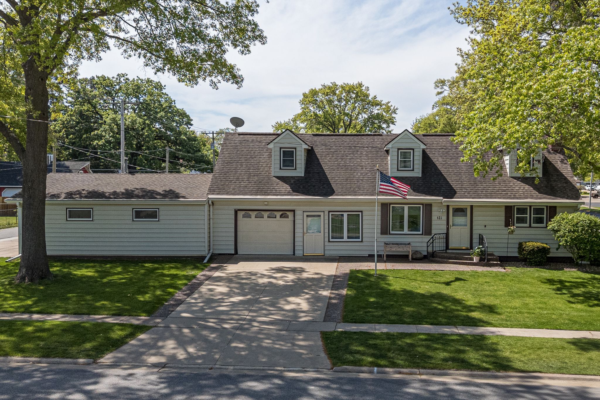 421 W Davenport St, Eldridge, IA, Image 0