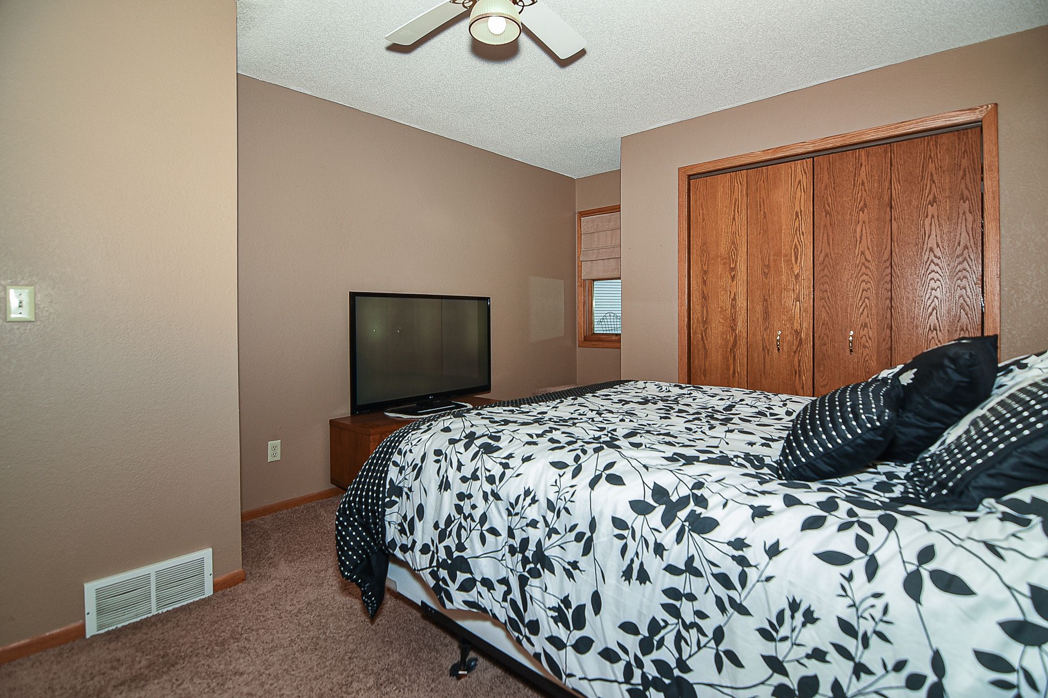 2445 Palomino Circle, Dubuque, IA, Image 12