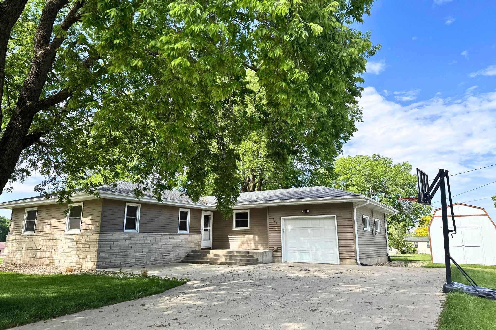 201 1st St, Delhi, IA, Image 1
