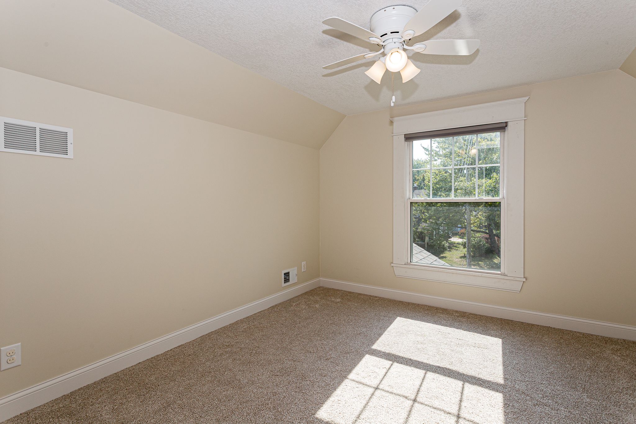 1002 E High St, Davenport, IA, Image 15