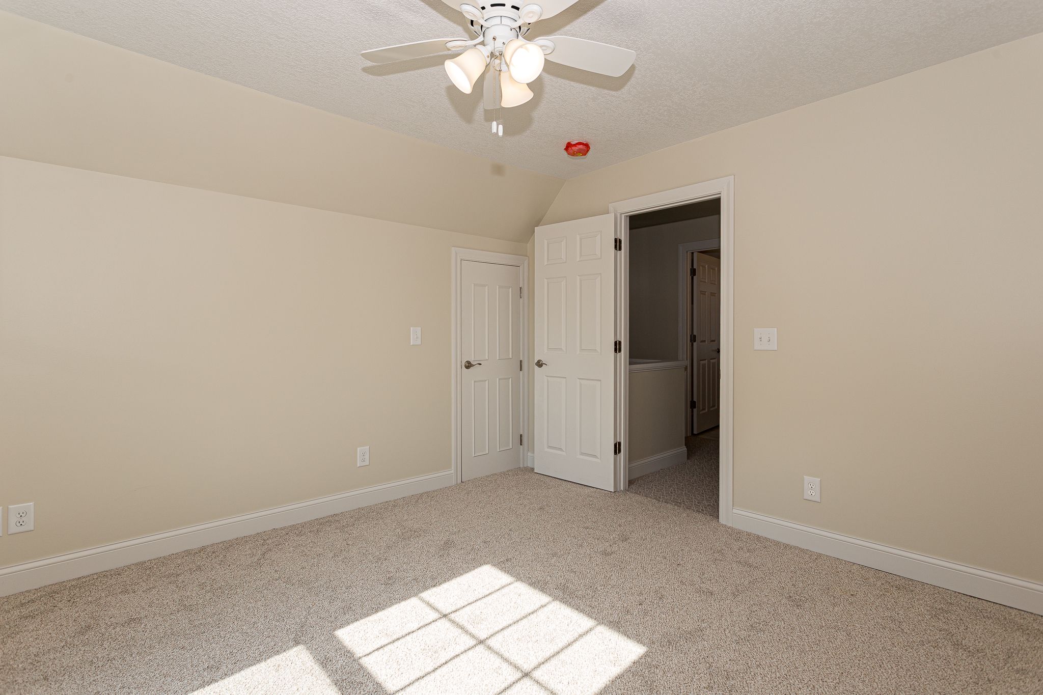 1002 E High St, Davenport, IA, Image 16