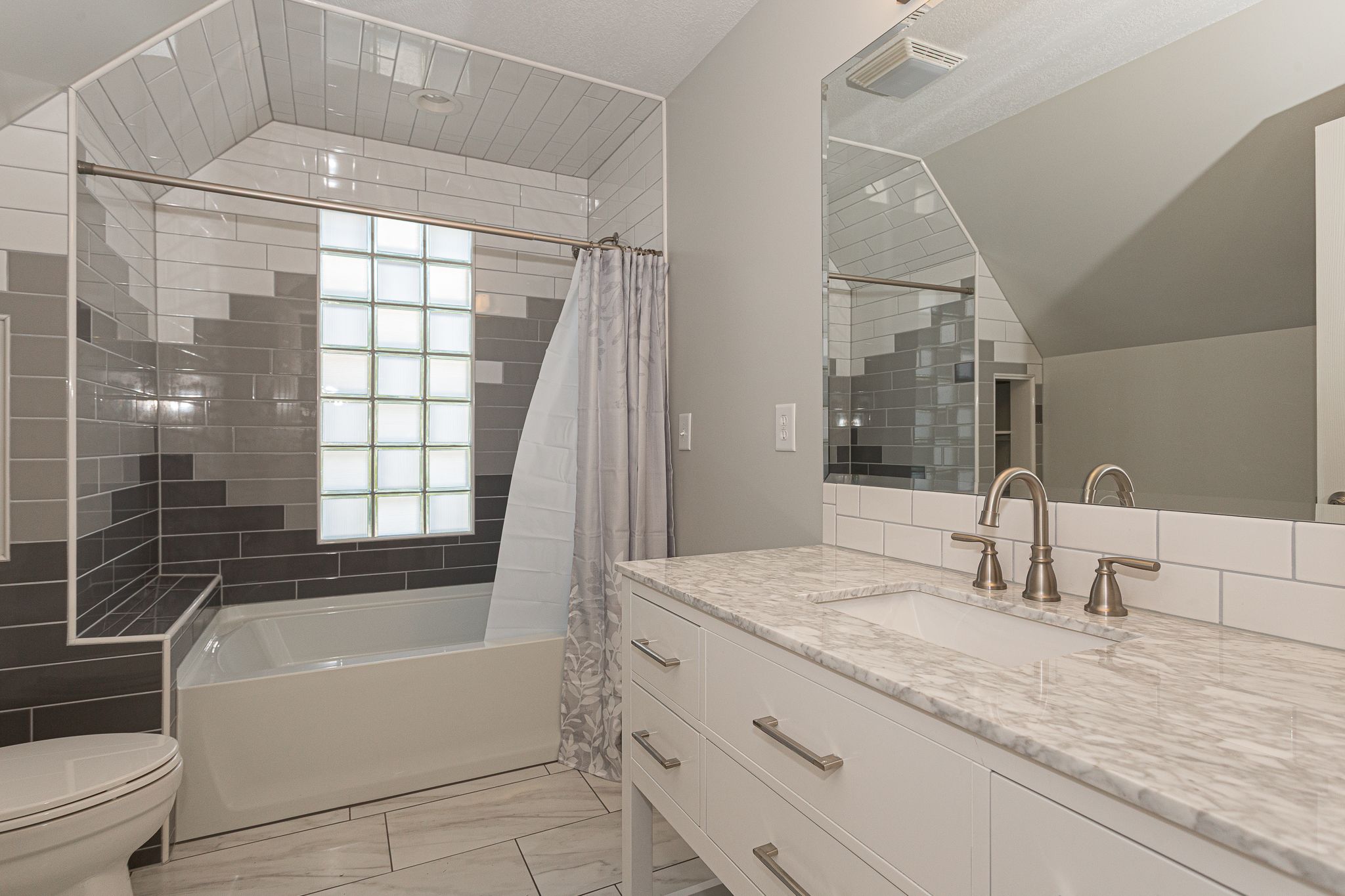 1002 E High St, Davenport, IA, Image 20