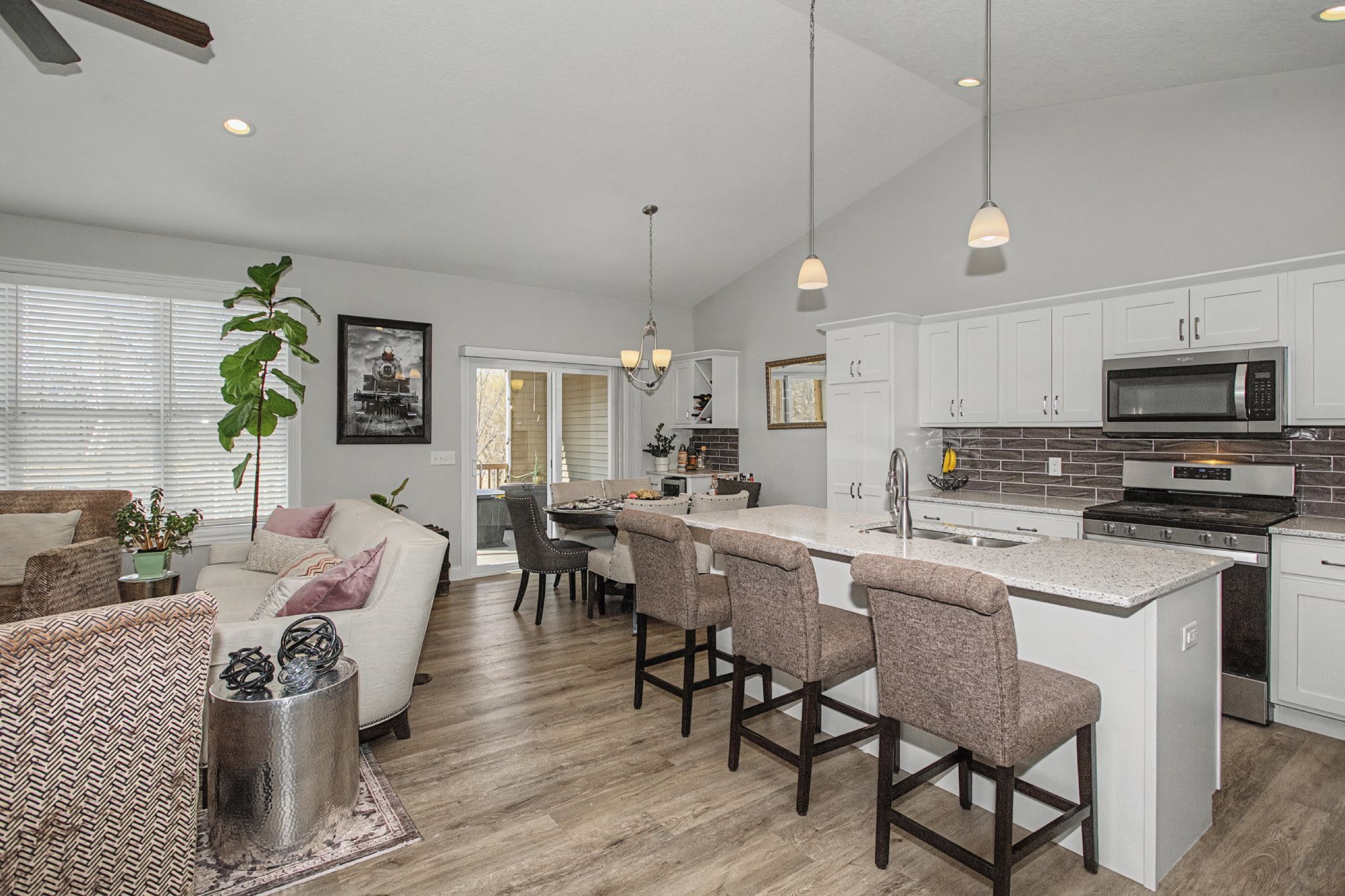 5570 West Creekside Ln,&nbsp;Bettendorf,&nbsp;IA,&nbsp;Image&nbsp;2